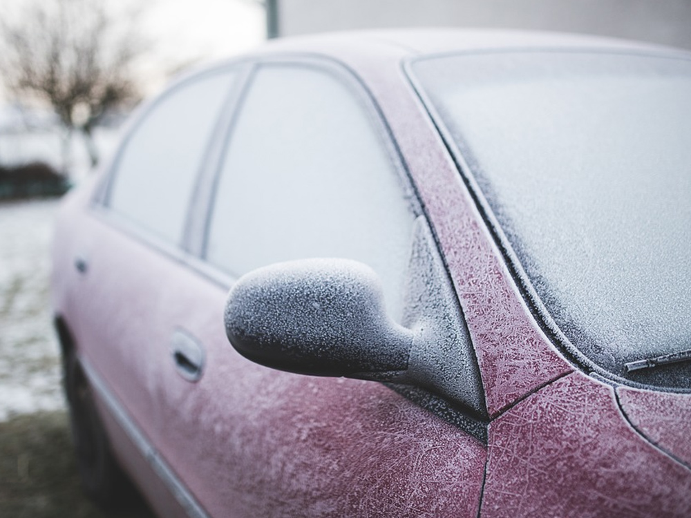 写真：寒冷地仕様の車種であればドアが凍る心配も不要